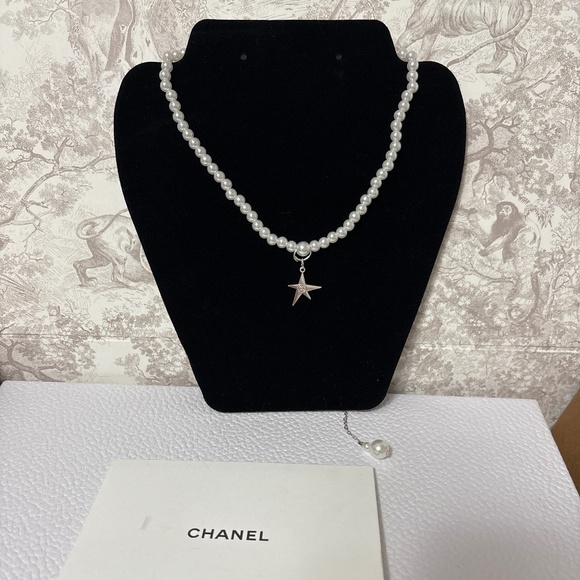 Chanel Logo Charm - Picture 1 of 6